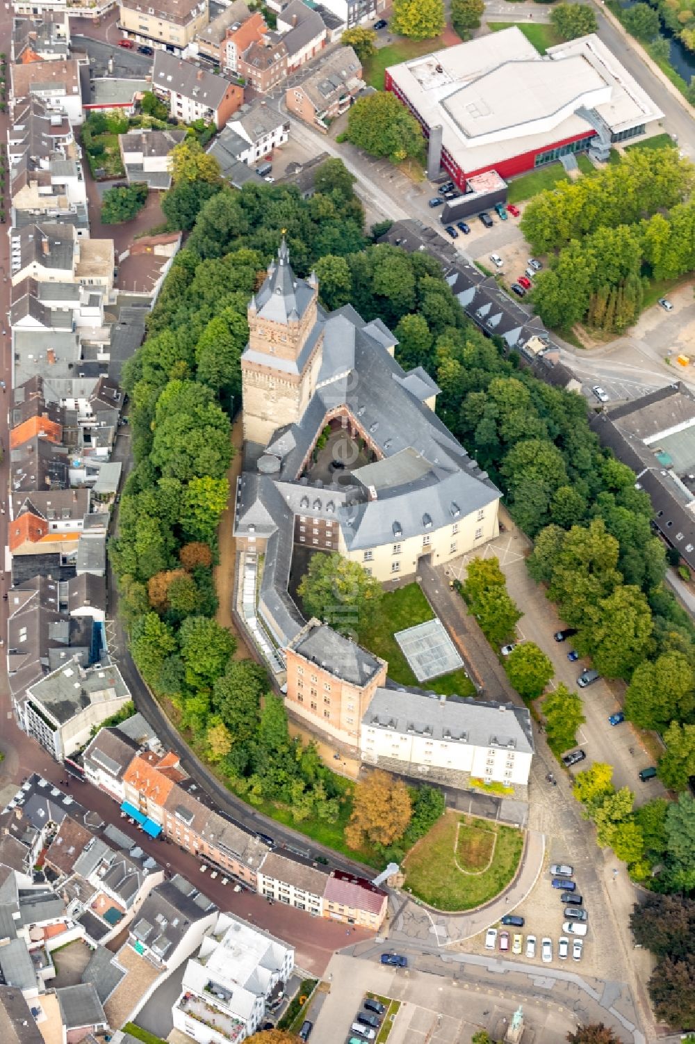 Kleve aus der Vogelperspektive: Burganlage der Veste Schwanenburg am Schloßberg in Kleve im Bundesland Nordrhein-Westfalen, Deutschland