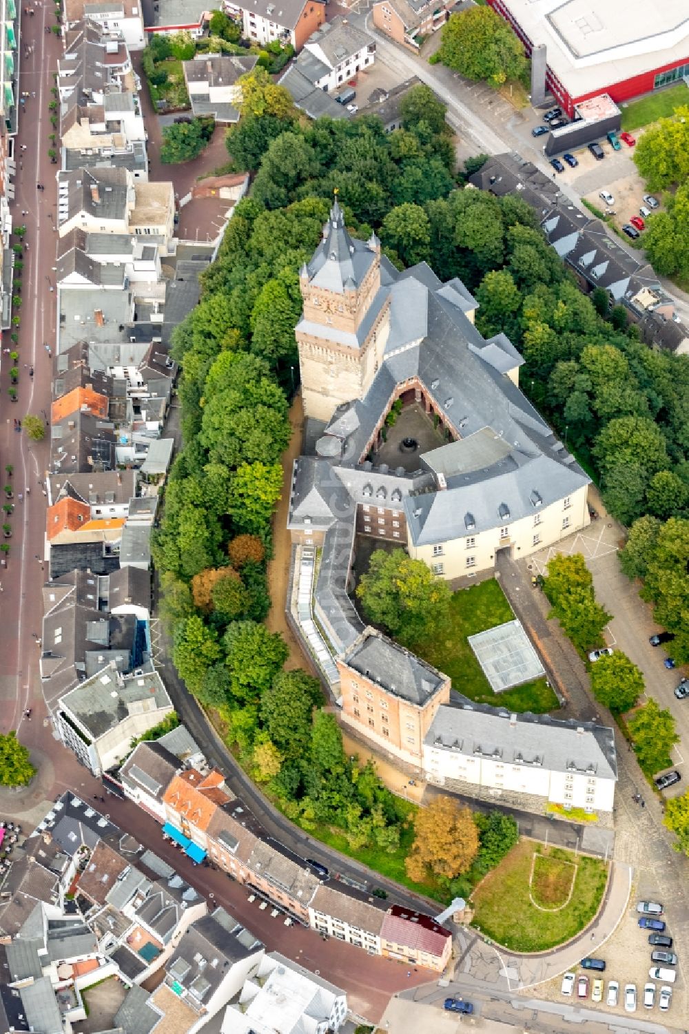 Luftbild Kleve - Burganlage der Veste Schwanenburg am Schloßberg in Kleve im Bundesland Nordrhein-Westfalen, Deutschland