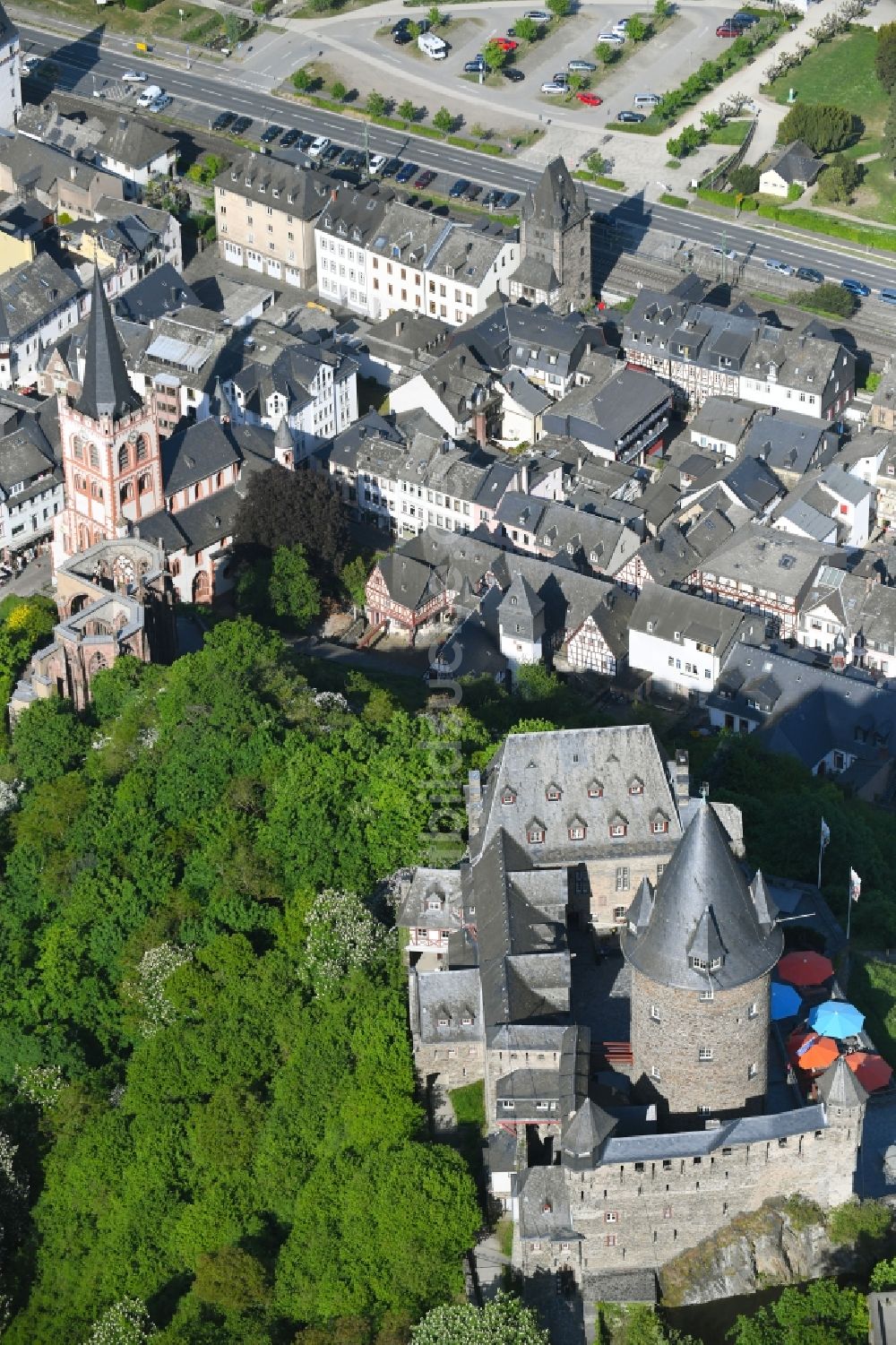 Luftaufnahme Bacharach - Burganlage der Veste Stahleck in Bacharach im Bundesland Rheinland-Pfalz, Deutschland