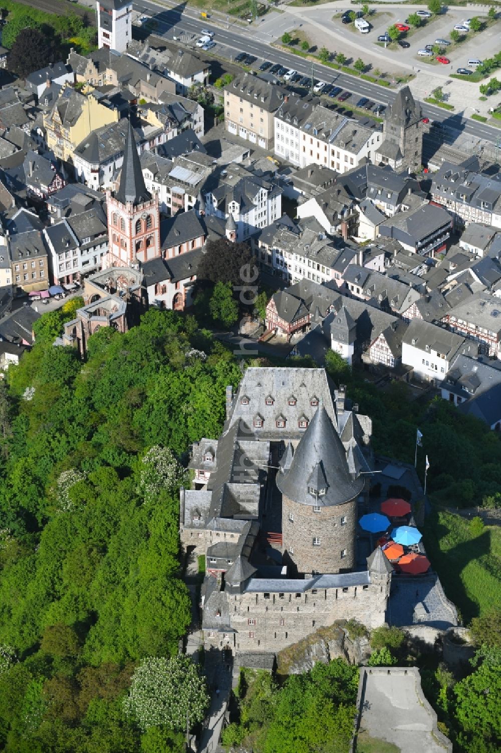 Bacharach von oben - Burganlage der Veste Stahleck in Bacharach im Bundesland Rheinland-Pfalz, Deutschland