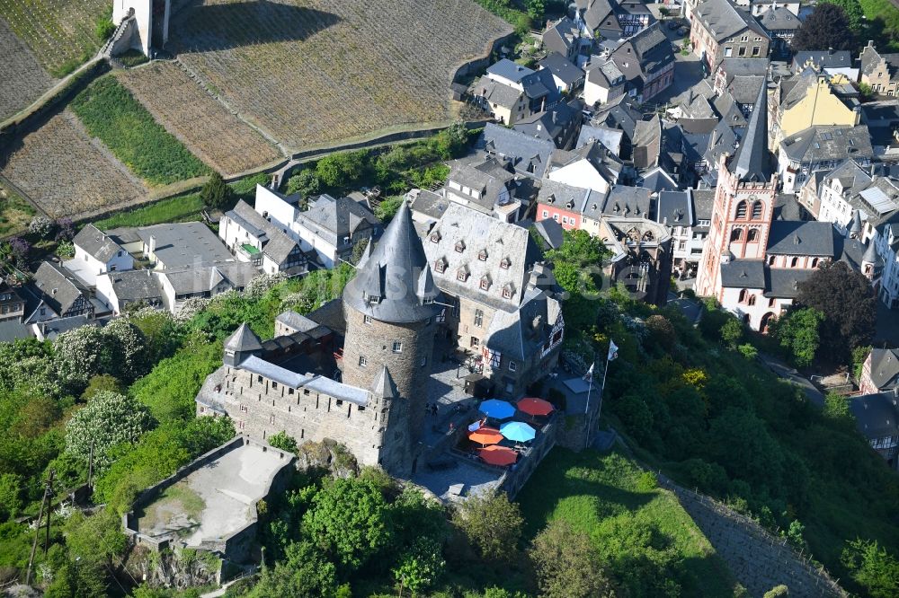 Luftaufnahme Bacharach - Burganlage der Veste Stahleck in Bacharach im Bundesland Rheinland-Pfalz, Deutschland