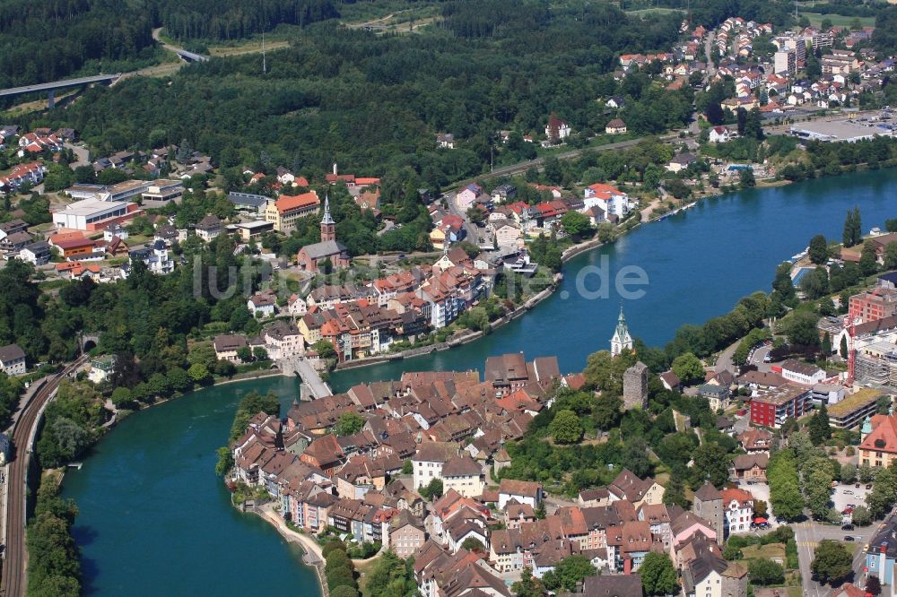 Laufenburg aus der Vogelperspektive: Burganlage der Veste am Ufer des Rhein in Laufenburg in Schweiz