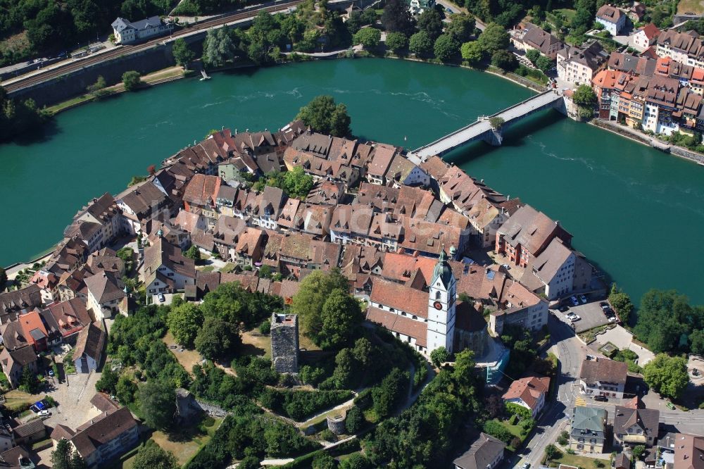 Luftaufnahme Laufenburg - Burganlage der Veste am Ufer des Rhein in Laufenburg in Schweiz