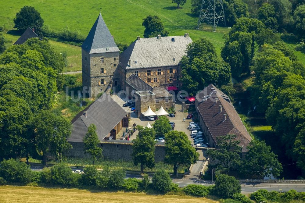 Hattingen aus der Vogelperspektive: Burganlage der Veste und Wasserburg Haus Kemnade an den Ruhrauen in Hattingen im Bundesland Nordrhein-Westfalen