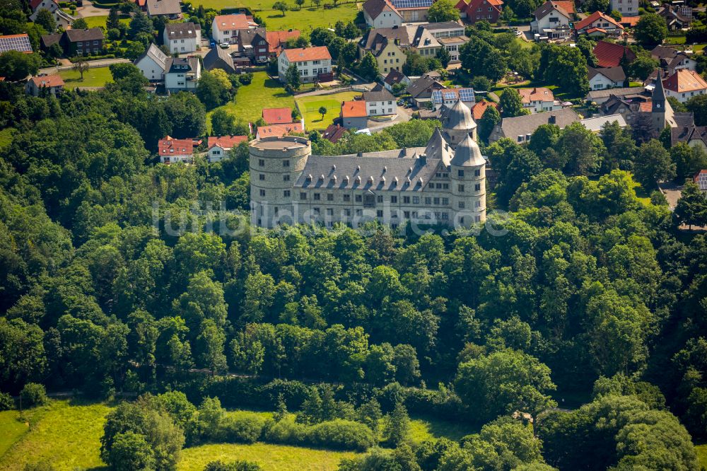 Büren von oben - Burganlage der Veste Wewelsburg am Burgwall in Büren im Bundesland Nordrhein-Westfalen