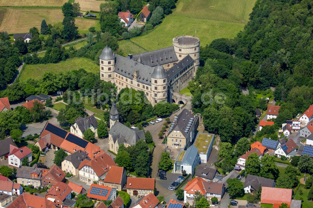 Büren von oben - Burganlage der Veste Wewelsburg am Burgwall in Büren im Bundesland Nordrhein-Westfalen