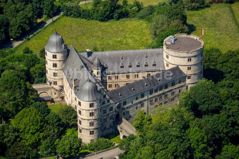 Büren von oben - Burganlage der Veste Wewelsburg am Burgwall in Büren im Bundesland Nordrhein-Westfalen