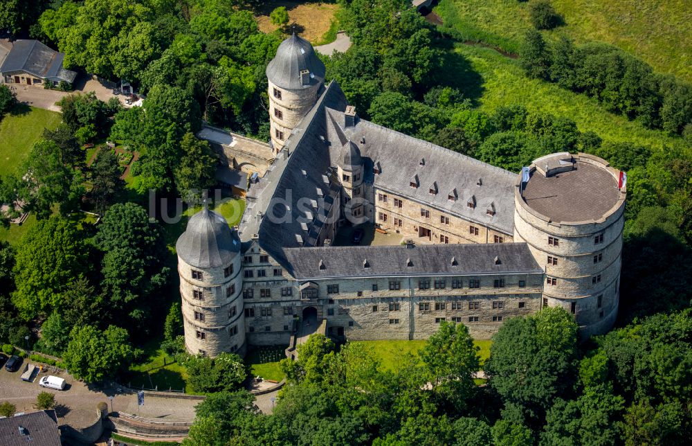 Büren aus der Vogelperspektive: Burganlage der Veste Wewelsburg am Burgwall in Büren im Bundesland Nordrhein-Westfalen