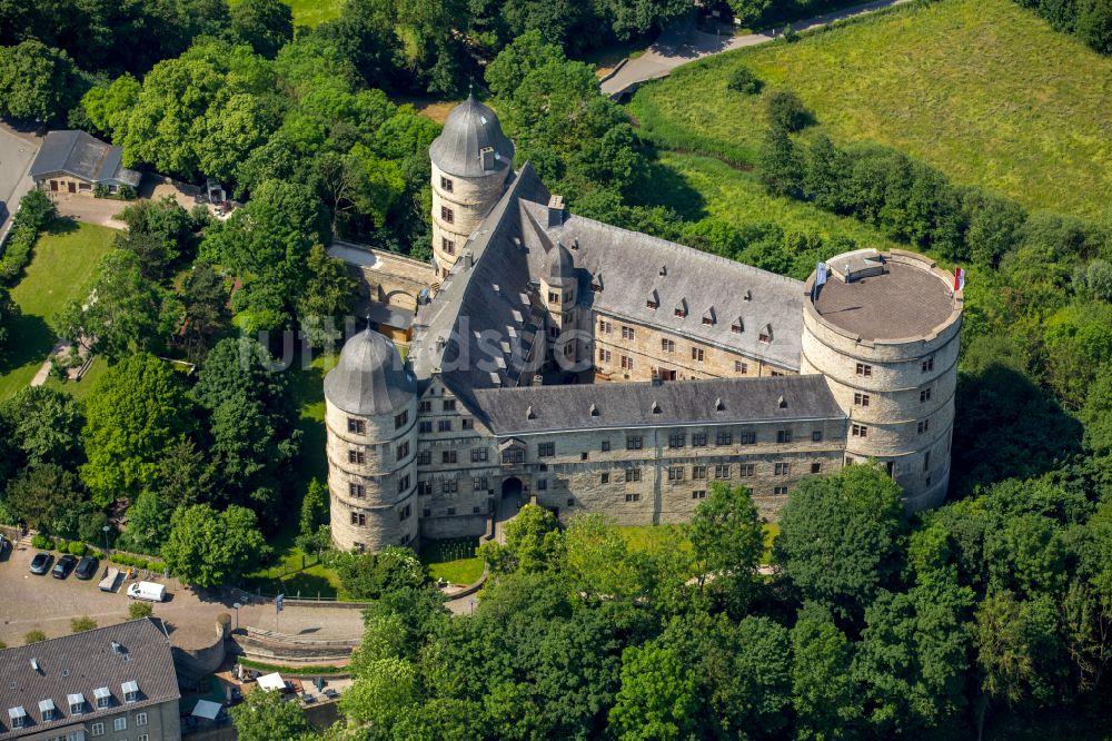 Büren von oben - Burganlage der Veste Wewelsburg am Burgwall in Büren im Bundesland Nordrhein-Westfalen