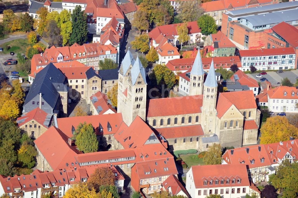 Luftaufnahme Halberstadt - Burgartige Liebfrauenkirche in der Altstadt von Halberstadt im Bundesland Sachsen-Anhalt