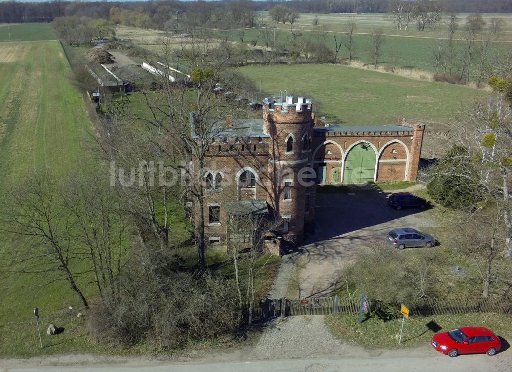 Wörlitz von oben - Burgartiges Gebäude der Falknerei im Wörlitzer Park in Wörlitz in Sachsen-Anhalt