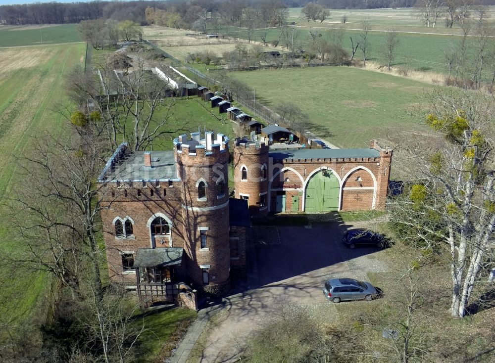 Wörlitz aus der Vogelperspektive: Burgartiges Gebäude der Falknerei im Wörlitzer Park in Wörlitz in Sachsen-Anhalt