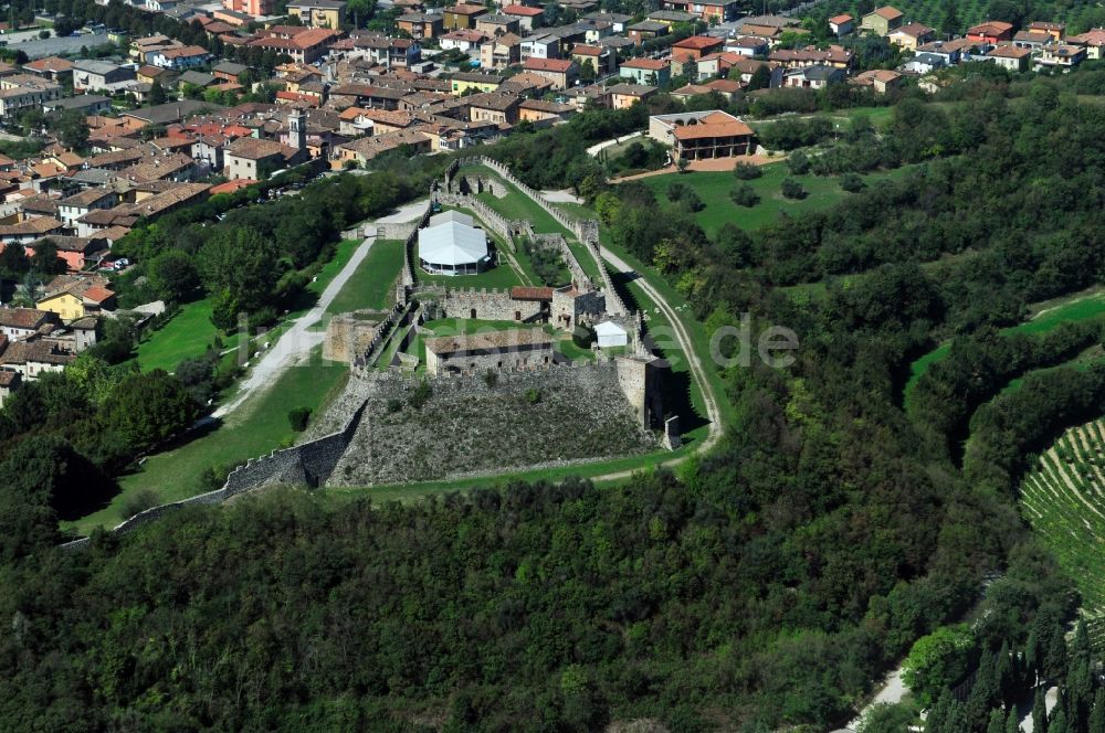 Lonato del Garda von oben - Burgbefestigung in Lonato del Garda in der Provinz Brescia in Italien