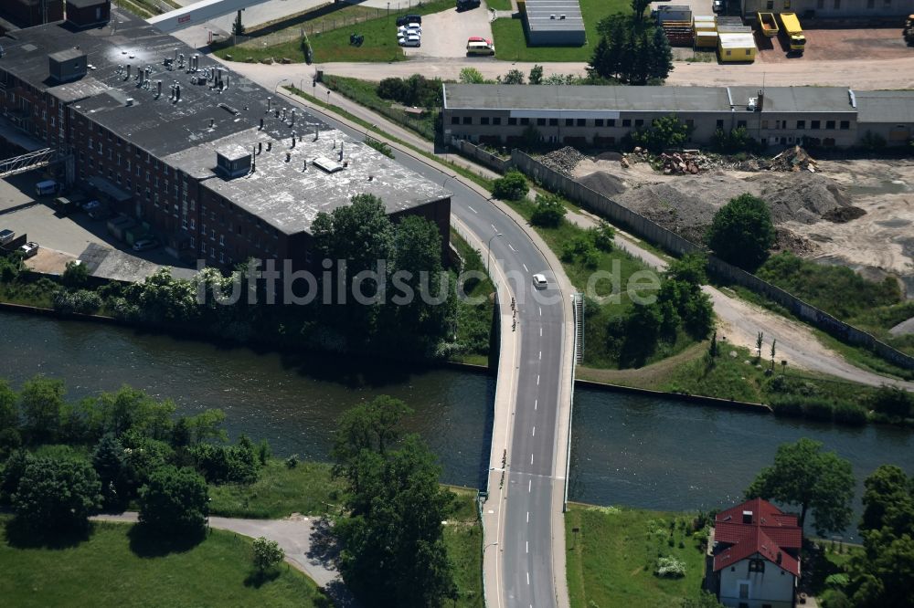 Burg aus der Vogelperspektive: Burger Brücke über den Elbe-Havel-Kanal in Burg im Bundesland Sachsen-Anhalt