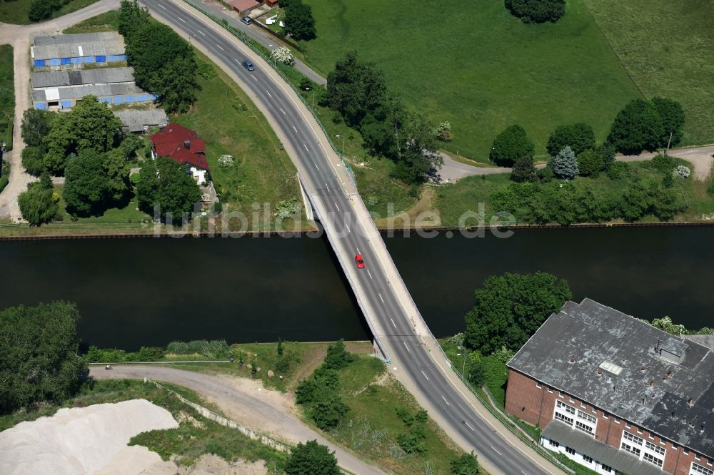 Burg aus der Vogelperspektive: Burger Brücke über den Elbe-Havel-Kanal in Burg im Bundesland Sachsen-Anhalt