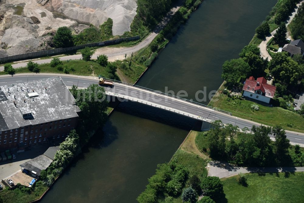 Burg aus der Vogelperspektive: Burger Brücke über den Elbe-Havel-Kanal in Burg im Bundesland Sachsen-Anhalt