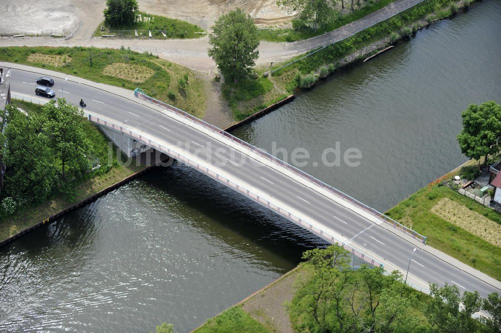 Luftbild Burg - Burger Strassenbrücke an der Niegripper Chausee