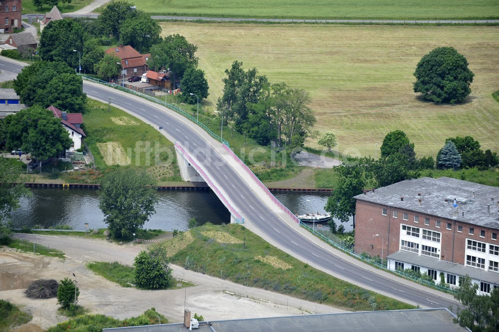 Luftbild Burg - Burger Strassenbrücke an der Niegripper Chausee