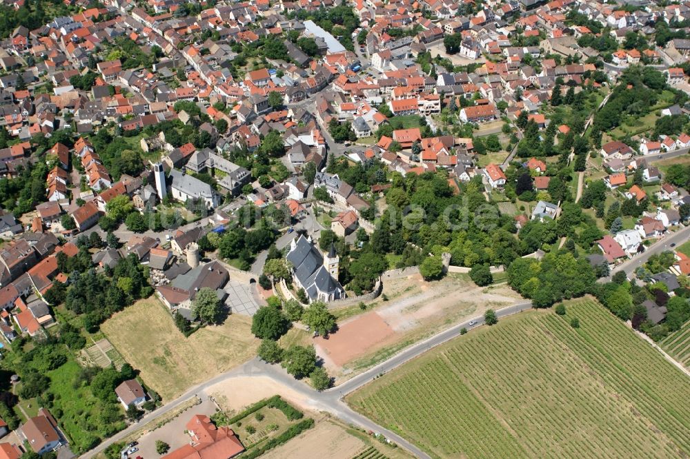 Ingelheim am Rhein aus der Vogelperspektive: Burgkirche in Ingelheim am Rhein im Bundesland Rheinland-Pfalz