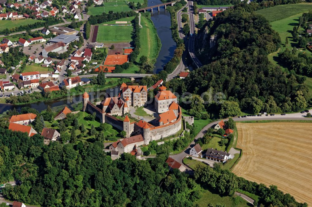 Harburg (Schwaben) von oben - Burgmauern der Burg Harburg in Harburg (Schwaben) im Bundesland Bayern, Deutschland