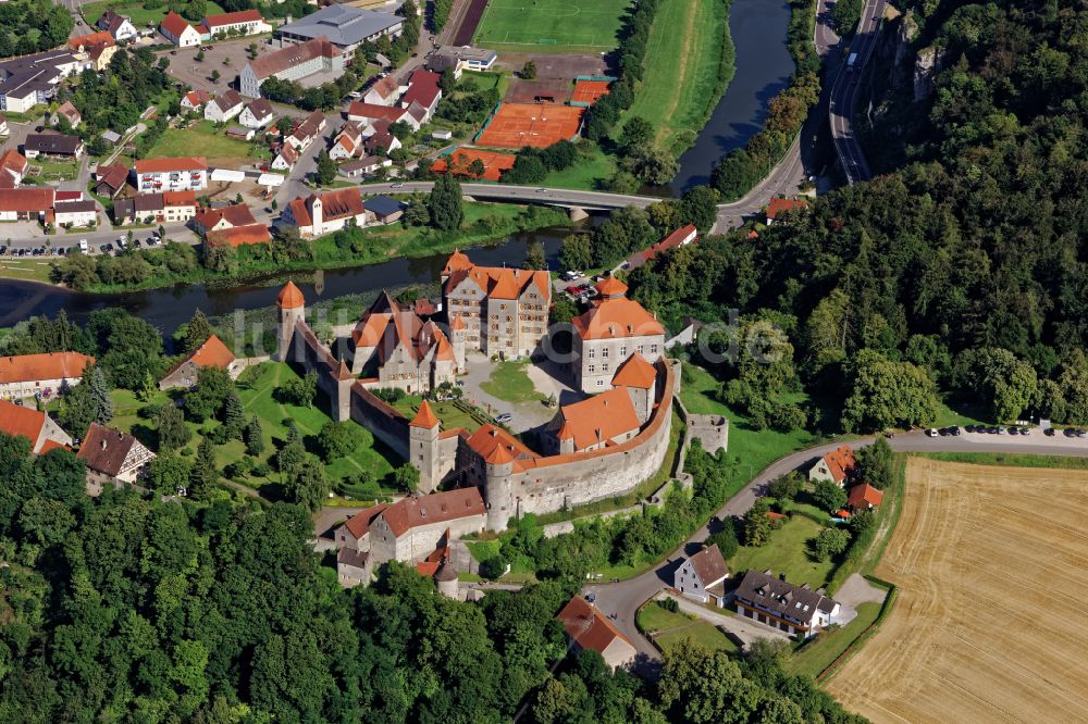 Harburg (Schwaben) aus der Vogelperspektive: Burgmauern der Burg Harburg in Harburg (Schwaben) im Bundesland Bayern, Deutschland