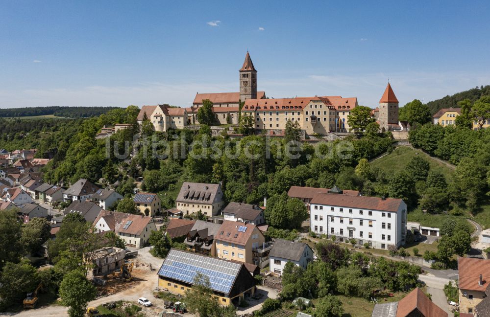 Luftaufnahme Kastl - Burgmauern der Burgkiche St. Peter und Klosterburg in Kastl im Bundesland Bayern, Deutschland