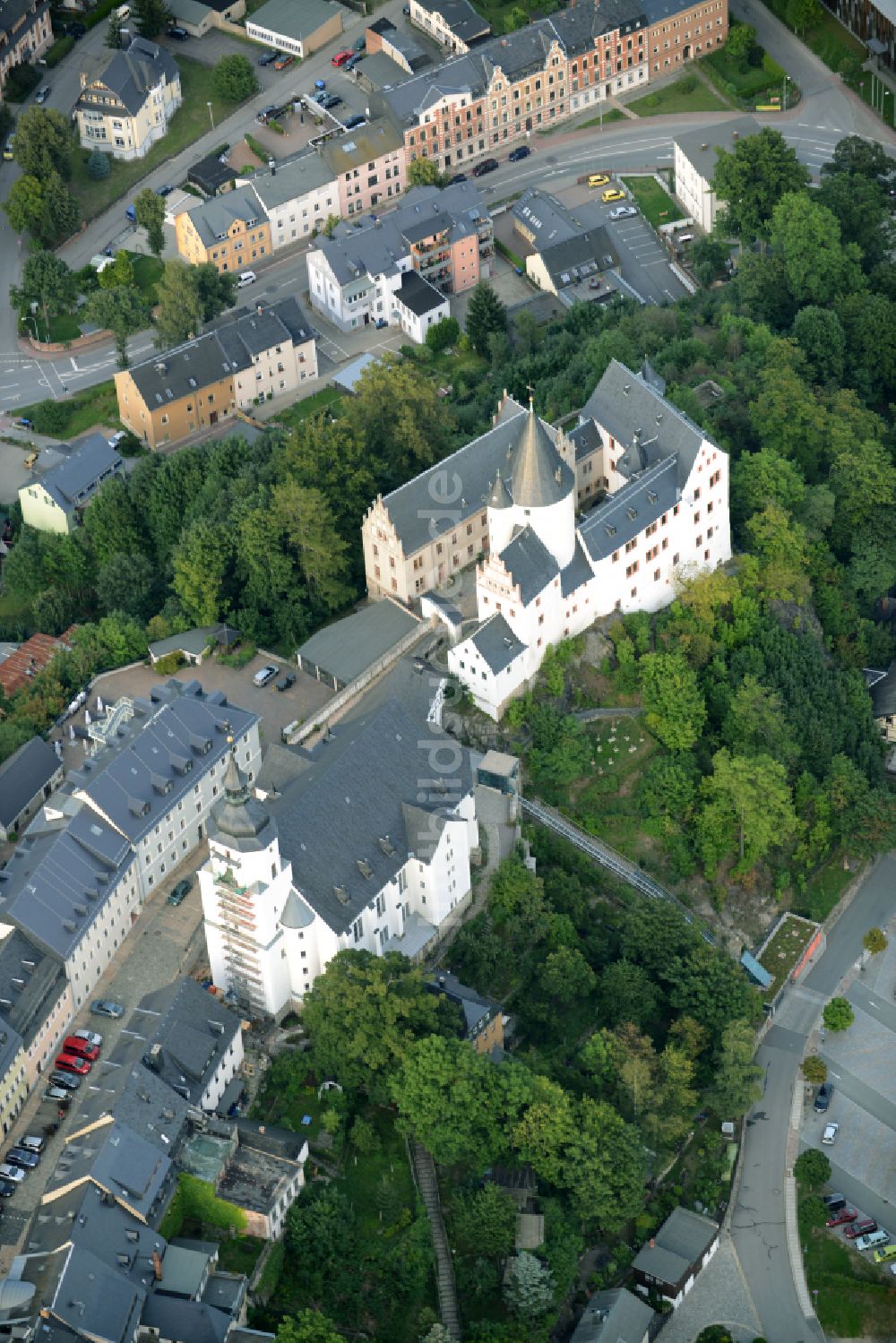 Luftaufnahme Schwarzenberg/Erzgebirge - Burgmauern Schloß Schwarzenberg in Schwarzenberg/Erzgebirge im Bundesland Sachsen, Deutschland