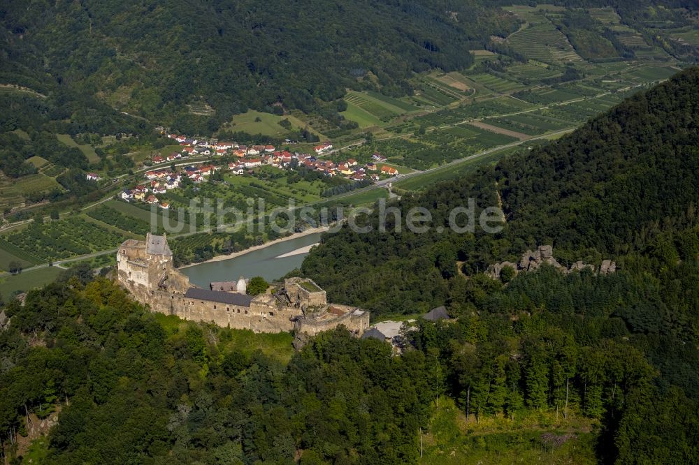 Aggsbach von oben - Burgruine Aggstein an der Donau bei Aggsbach in Niederösterreich in Österreich