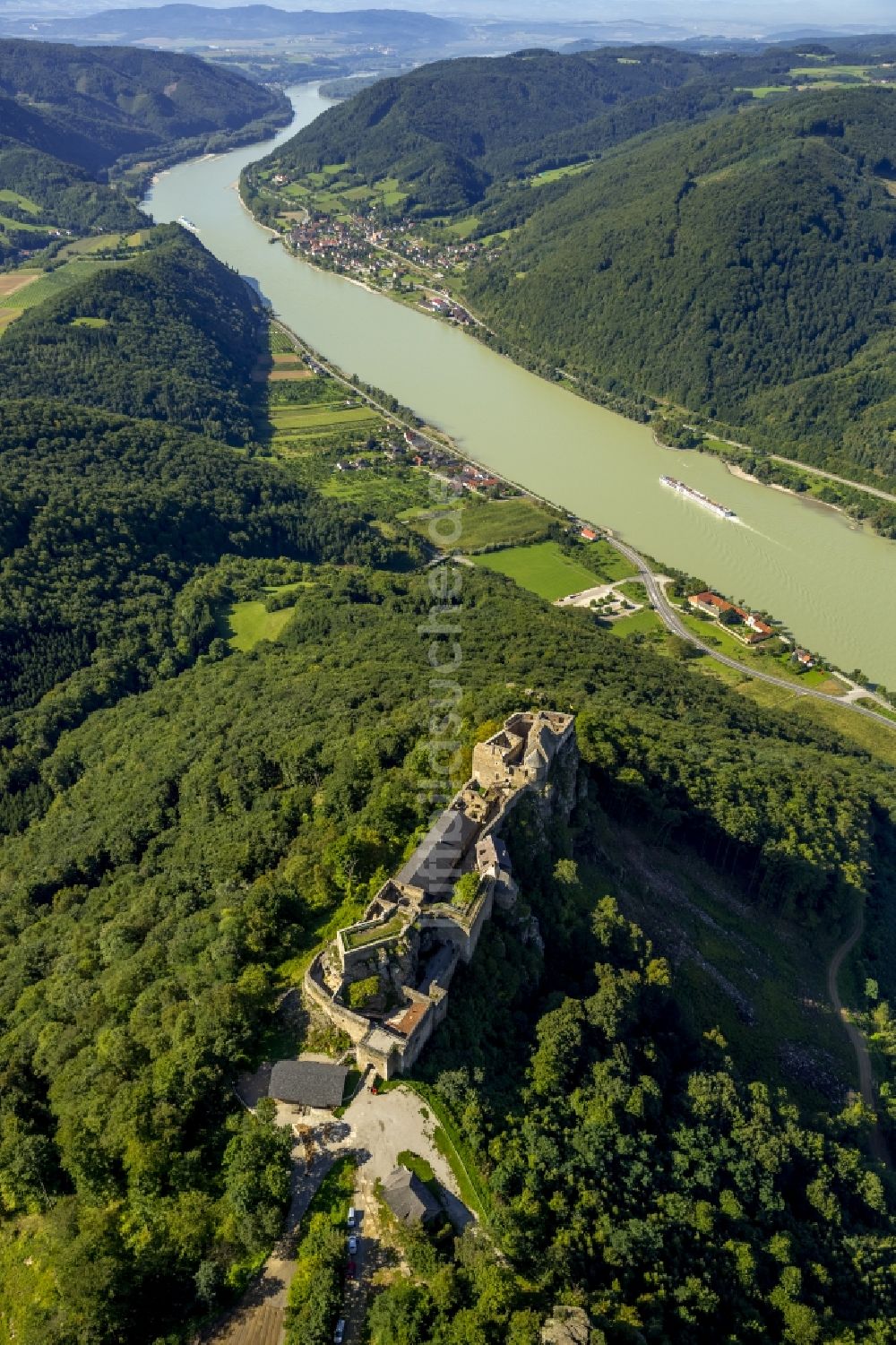 Aggsbach aus der Vogelperspektive: Burgruine Aggstein an der Donau bei Aggsbach in Niederösterreich in Österreich