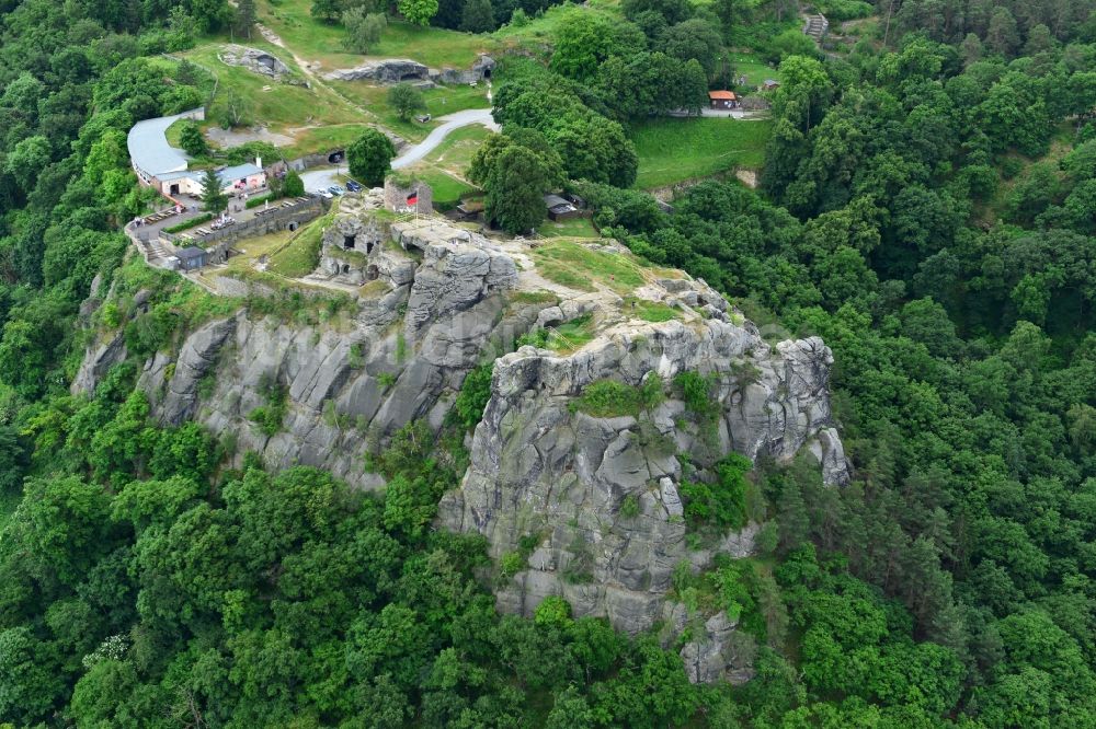 Luftaufnahme Blankenburg - Burgruine der Burg Regenstein an einem in Fels gehauenen Bergfried bei Blankenburg im Bundesland Sachsen-Anhalt