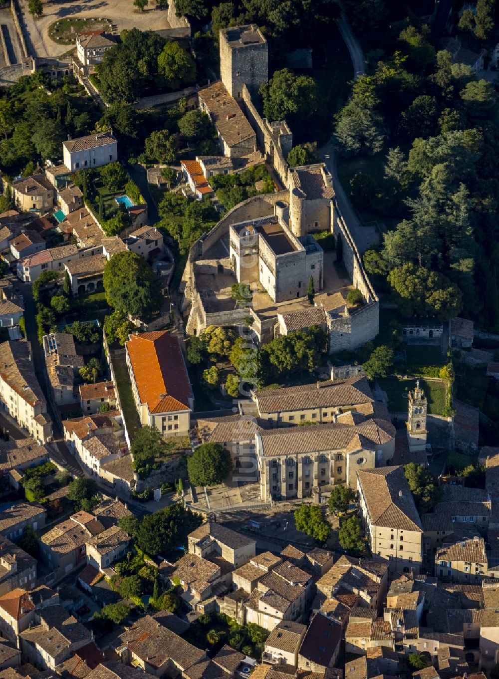 Montélimar von oben - Burgruine des Chateau des Adhémar in Montélimar in Frankreich