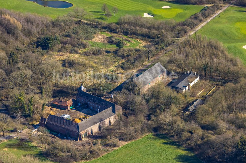 Duisburg aus der Vogelperspektive: Burgruine der ehemaligen Wasserburg umgeben vom Gelände des Golfplatz Golf & More in Duisburg im Bundesland Nordrhein-Westfalen, Deutschland