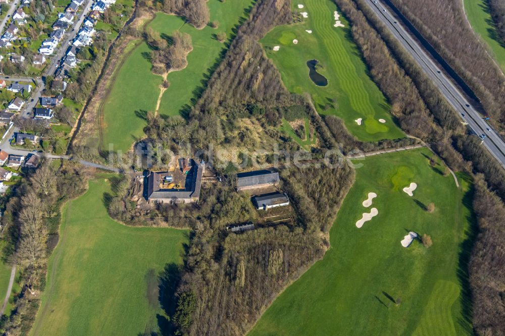 Luftbild Duisburg - Burgruine der ehemaligen Wasserburg umgeben vom Gelände des Golfplatz Golf & More in Duisburg im Bundesland Nordrhein-Westfalen, Deutschland