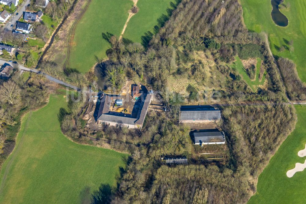 Luftaufnahme Duisburg - Burgruine der ehemaligen Wasserburg umgeben vom Gelände des Golfplatz Golf & More in Duisburg im Bundesland Nordrhein-Westfalen, Deutschland