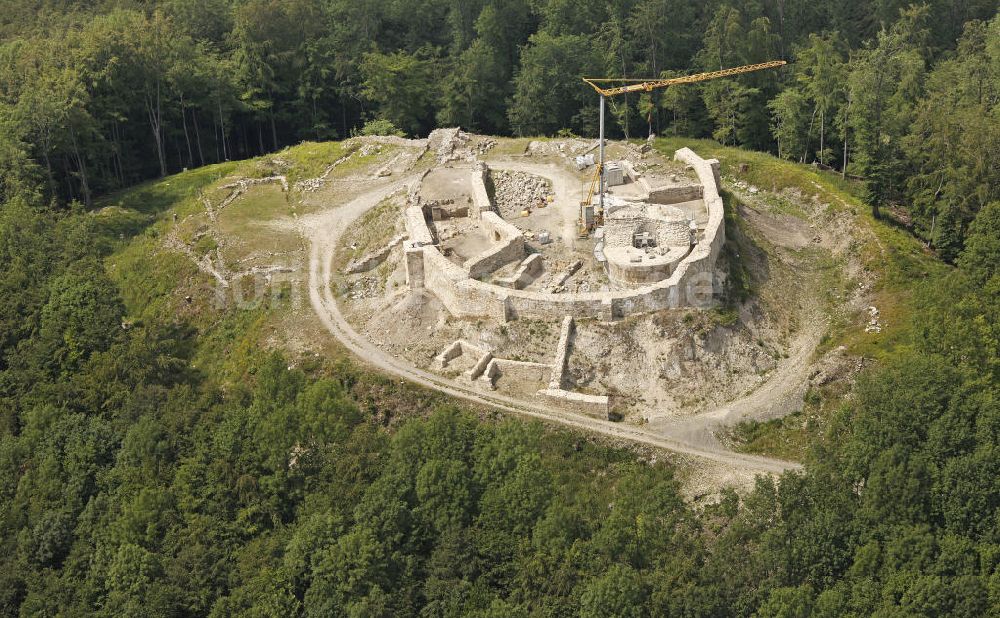 Lippe von oben - Burgruine Falkenburg in der Gemarkung Detmold im Teutoburger Wald im Kreis Lippe, Nordrhein-Westfalen