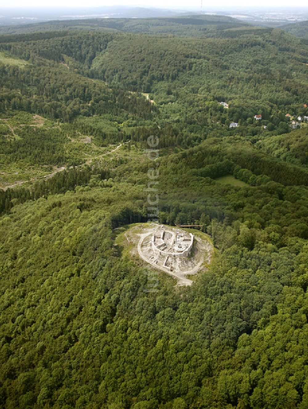 Lippe aus der Vogelperspektive: Burgruine Falkenburg in der Gemarkung Detmold im Teutoburger Wald im Kreis Lippe, Nordrhein-Westfalen