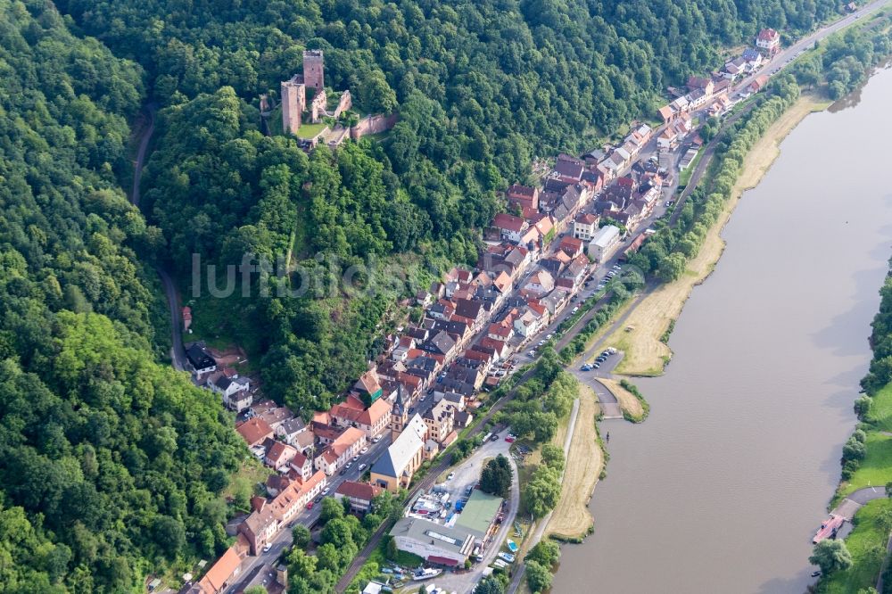 Stadtprozelten von oben - Burgruine Henneburg am Hang über dem Dorfkern an den Fluss- Uferbereichen des Main in Stadtprozelten im Bundesland Bayern, Deutschland