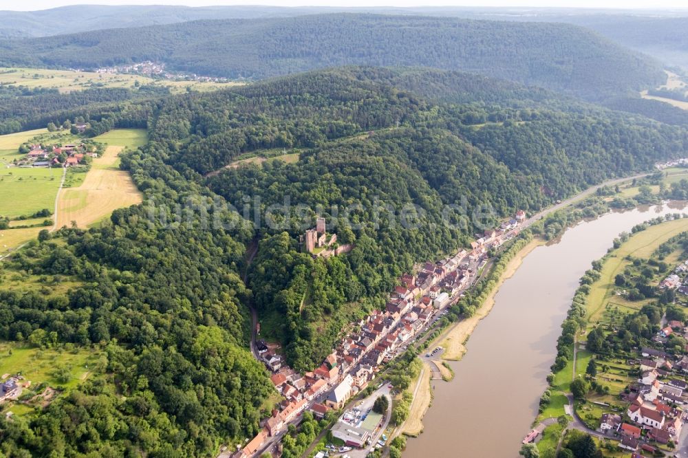 Stadtprozelten aus der Vogelperspektive: Burgruine Henneburg am Hang über dem Dorfkern an den Fluss- Uferbereichen des Main in Stadtprozelten im Bundesland Bayern, Deutschland