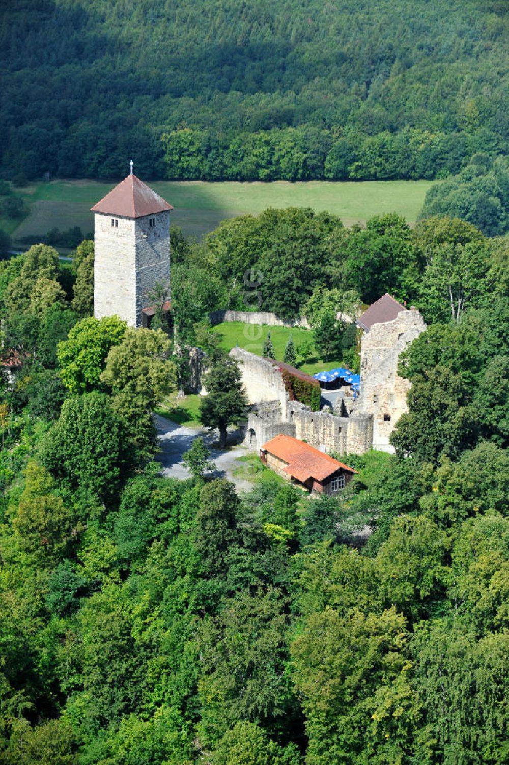 Ostheim v.d. Rhön von oben - Burgruine Lichtenburg in Bayern