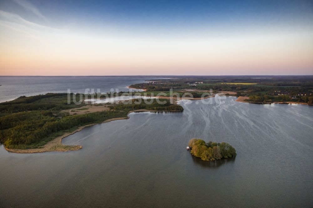 Luftbild Vipperow - Burgwall- Insel im See Kleine Müritz bei Vipperow im Bundesland Mecklenburg-Vorpommern