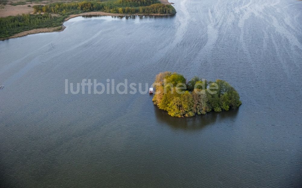 Luftaufnahme Vipperow - Burgwall- Insel im See Kleine Müritz bei Vipperow im Bundesland Mecklenburg-Vorpommern