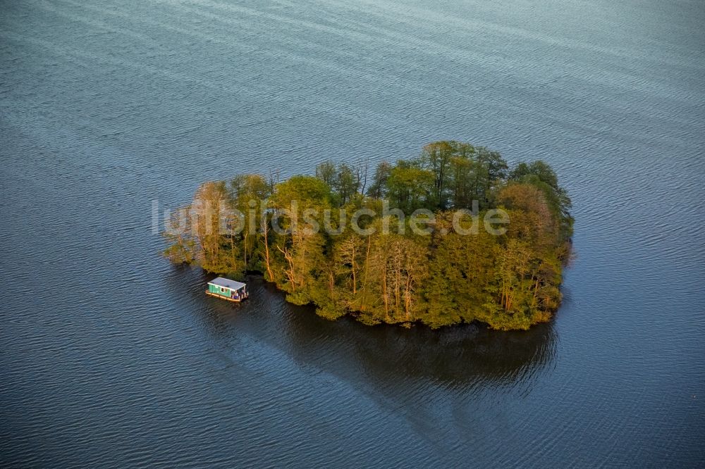 Vipperow von oben - Burgwall- Insel im See Kleine Müritz bei Vipperow im Bundesland Mecklenburg-Vorpommern