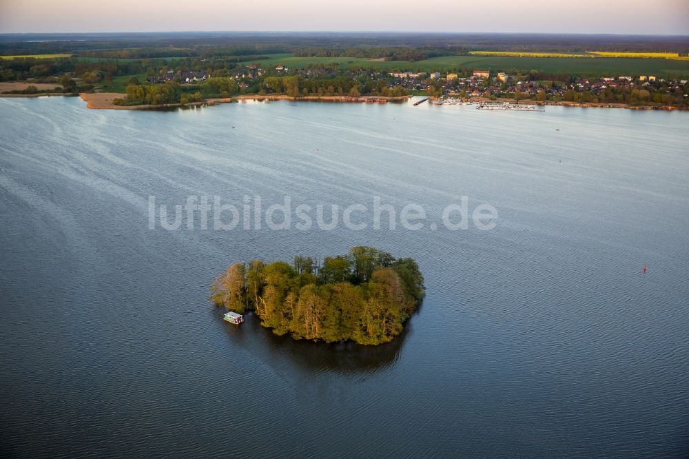 Vipperow aus der Vogelperspektive: Burgwall- Insel im See Kleine Müritz bei Vipperow im Bundesland Mecklenburg-Vorpommern