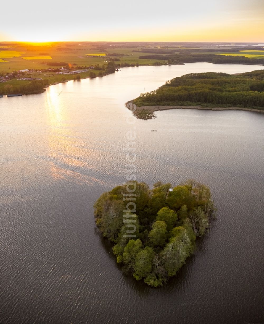 Luftbild Vipperow - Burgwall- Insel im See Kleine Müritz bei Vipperow im Bundesland Mecklenburg-Vorpommern