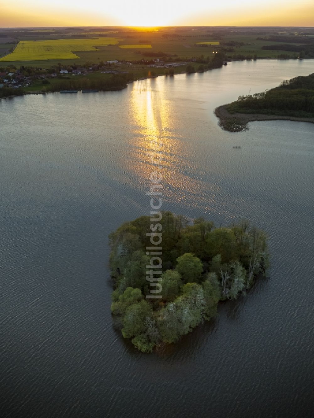 Luftaufnahme Vipperow - Burgwall- Insel im See Kleine Müritz bei Vipperow im Bundesland Mecklenburg-Vorpommern