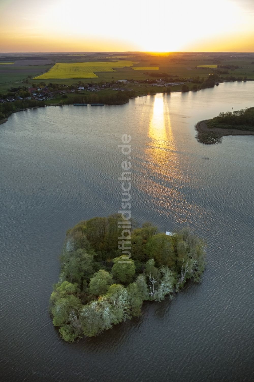 Vipperow von oben - Burgwall- Insel im See Kleine Müritz bei Vipperow im Bundesland Mecklenburg-Vorpommern