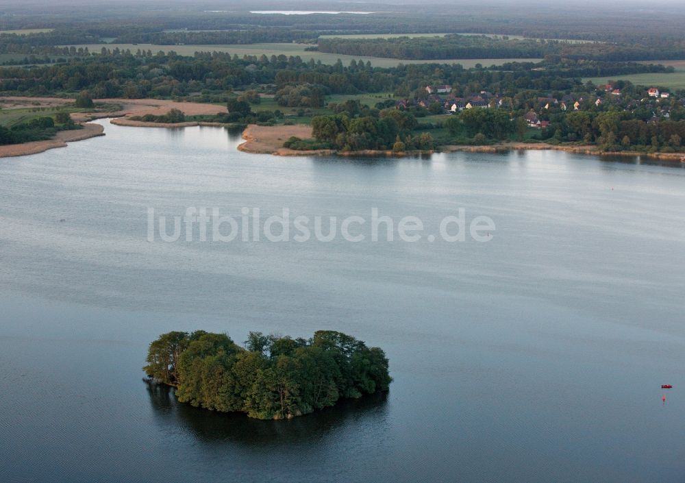 Luftaufnahme Vipperow - Burgwall- Insel im See Kleine Müritz bei Vipperow im Bundesland Mecklenburg-Vorpommern