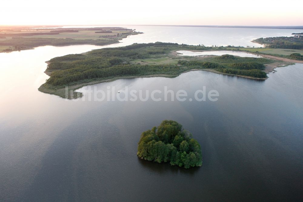 Vipperow von oben - Burgwall- Insel im See Kleine Müritz bei Vipperow im Bundesland Mecklenburg-Vorpommern