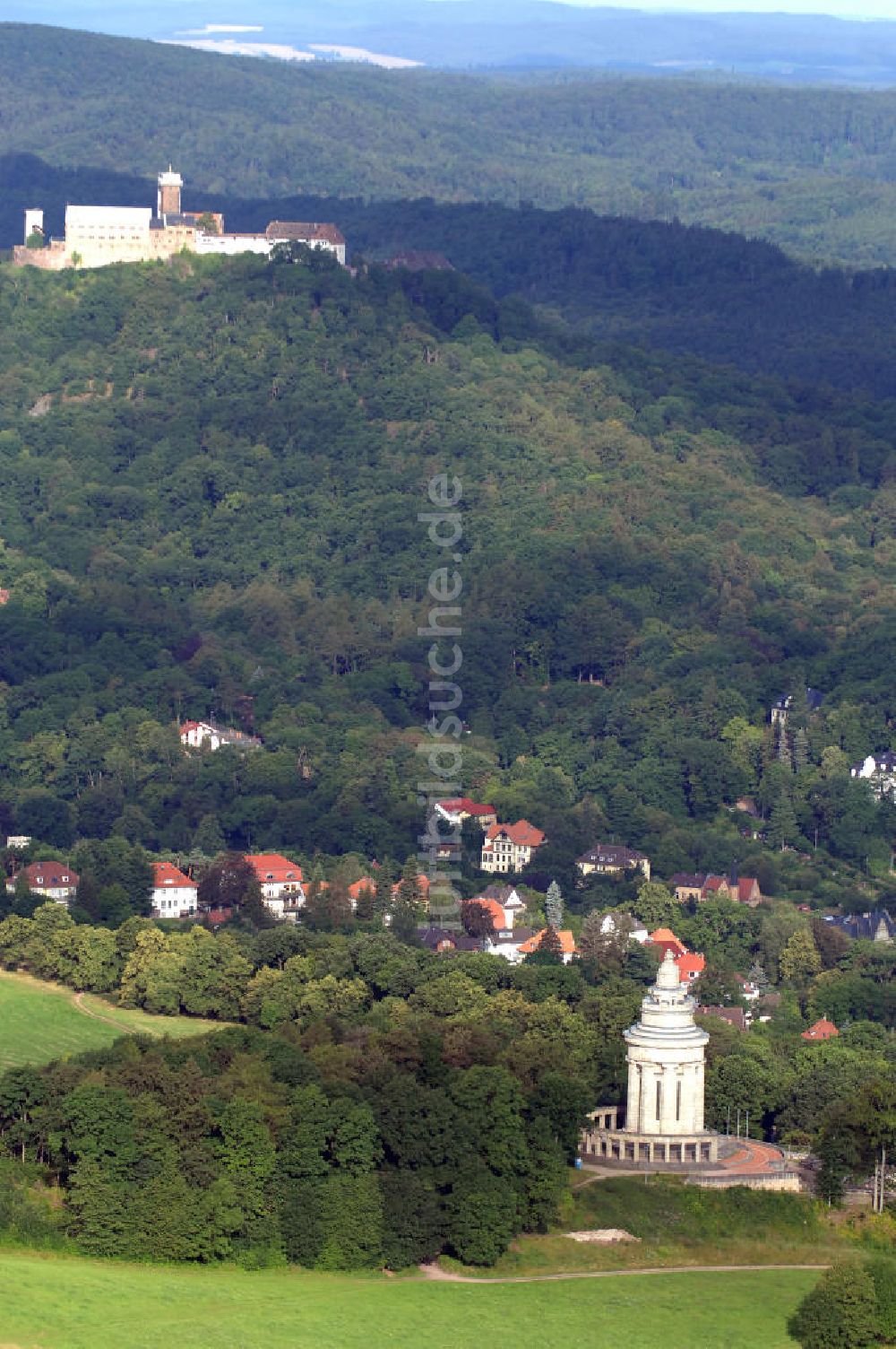 Eisenach aus der Vogelperspektive: Burschenschaftsdenkmal und Wartburg bei Eisenach