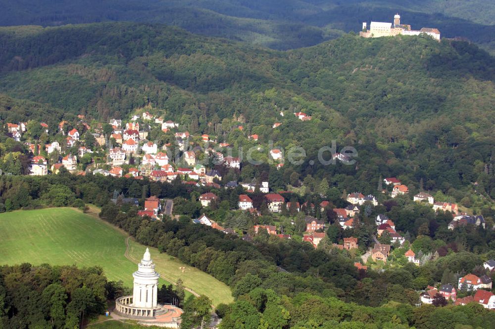 Eisenach aus der Vogelperspektive: Burschenschaftsdenkmal und Wartburg bei Eisenach